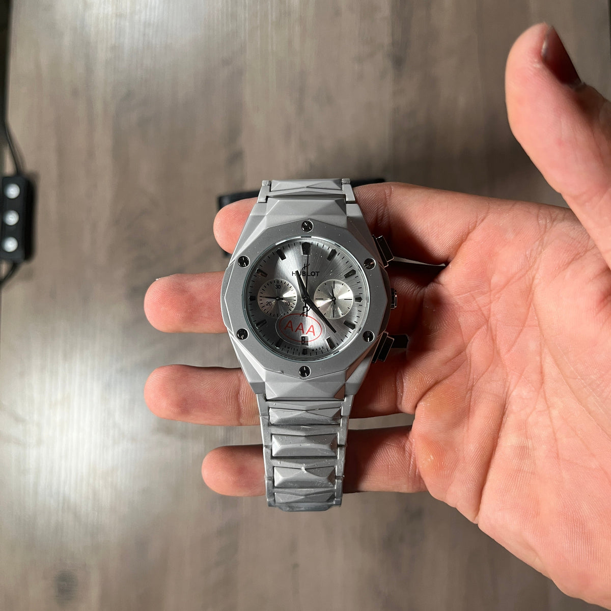 Reloj Gris Titanio Facetado – Estilo Big Bang