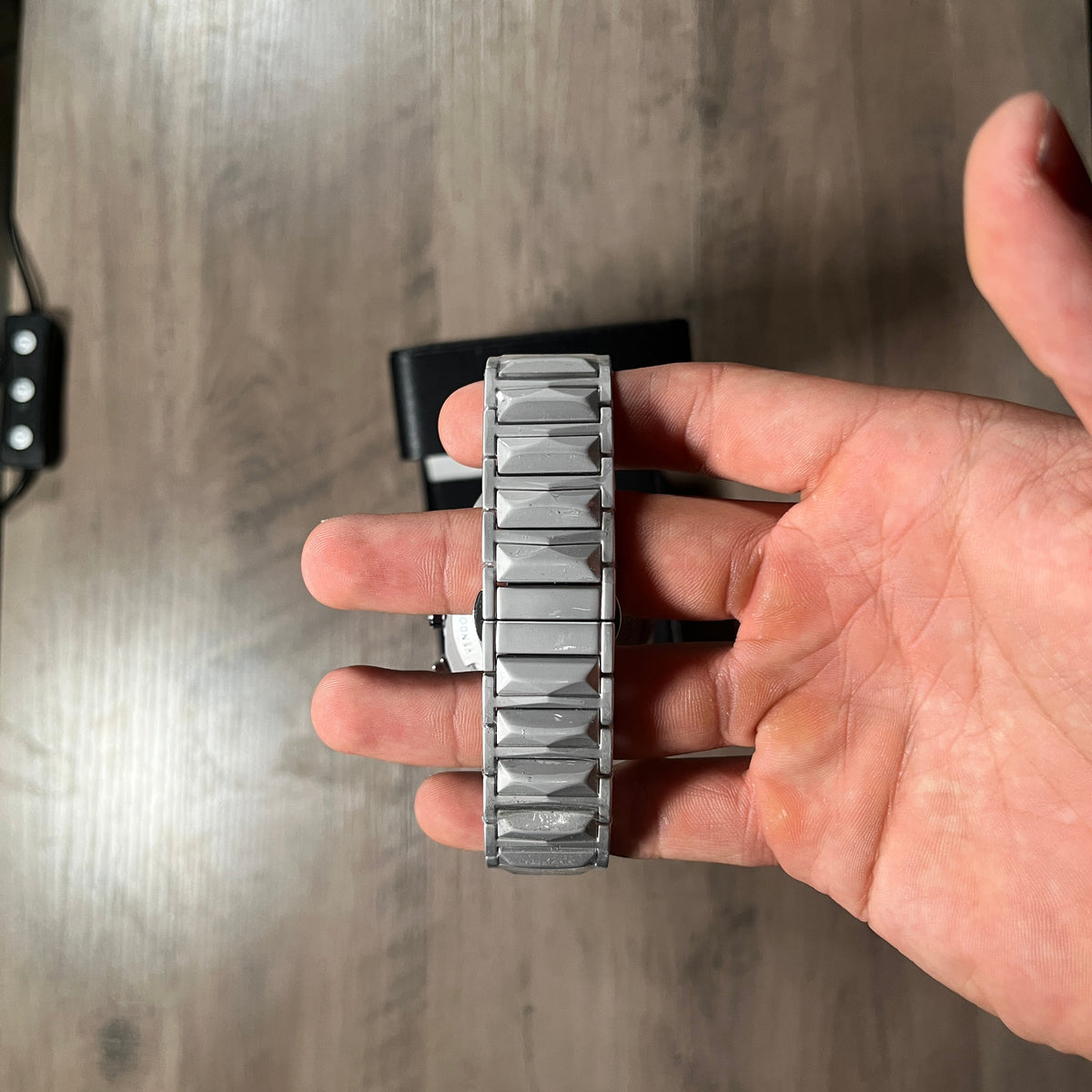 Reloj Gris Titanio Facetado – Estilo Big Bang