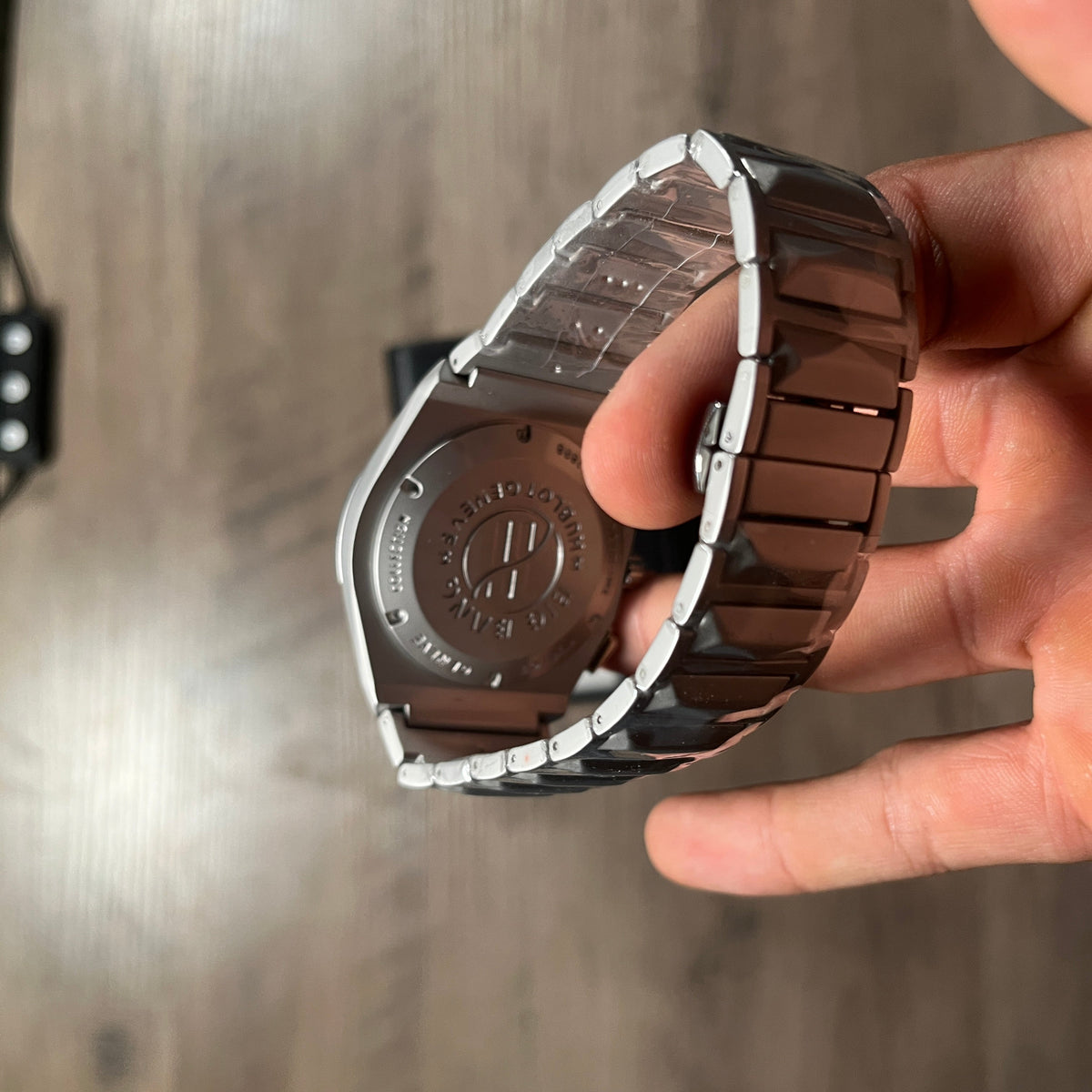 Reloj Gris Titanio Facetado – Estilo Big Bang
