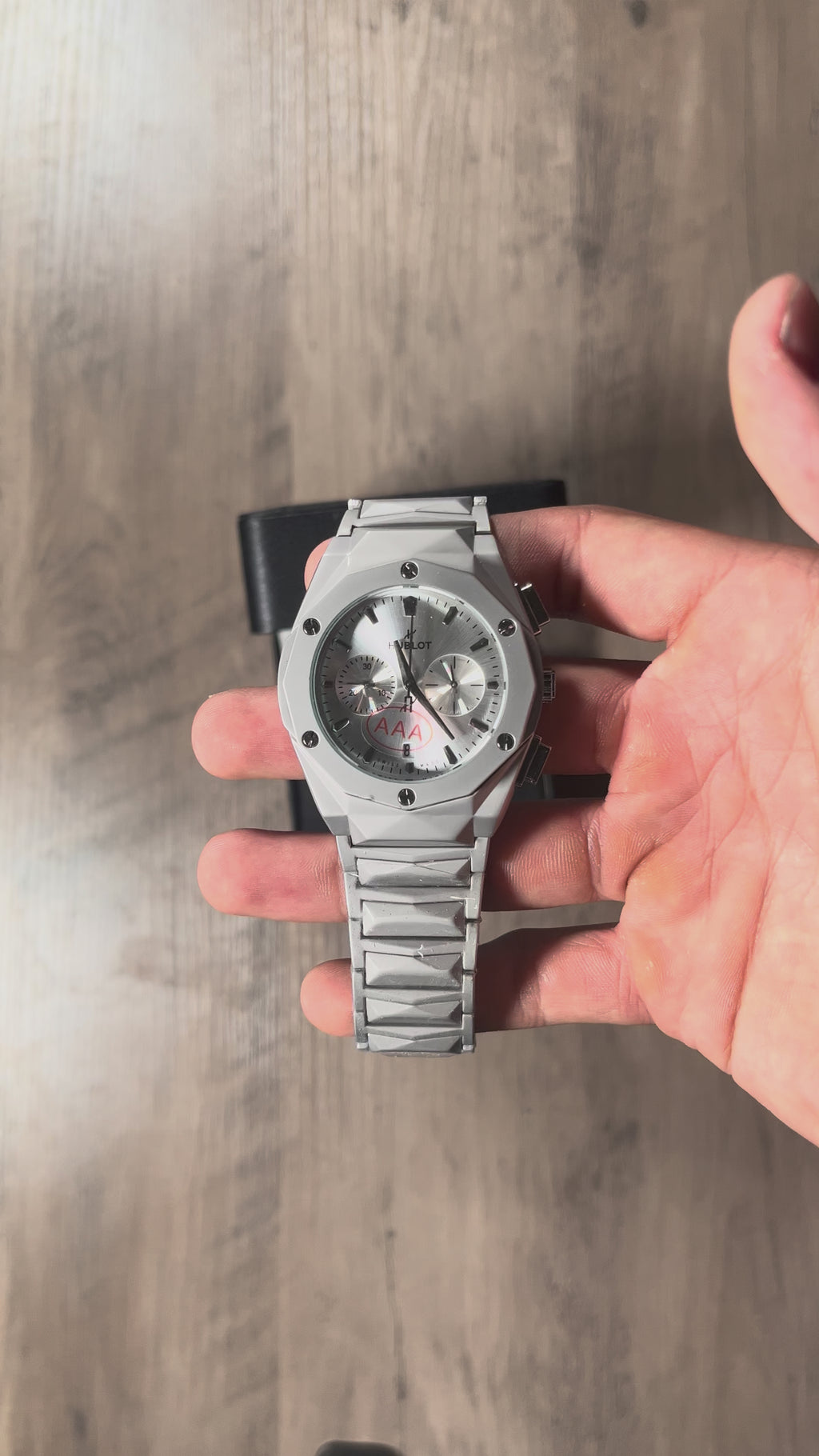 Reloj Gris Titanio Facetado – Estilo Big Bang